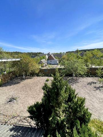 Дача біля лісу та озера