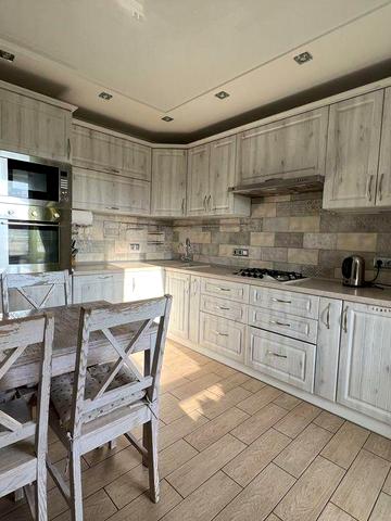 Поділ! Вузька 7а, двокімнатна видова квартира