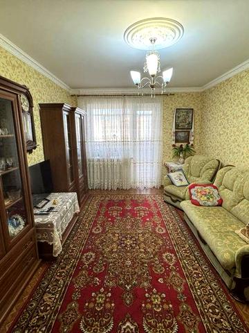 Продається 4-х кімнатна квартира в центрі м-н Інгулець від власника.
