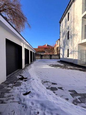 Простора квартира з власним гаражем Басів Кут.Є Оселя підійде.