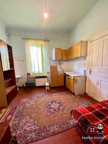 Продається квартира барачного типу в самому центрі міста.