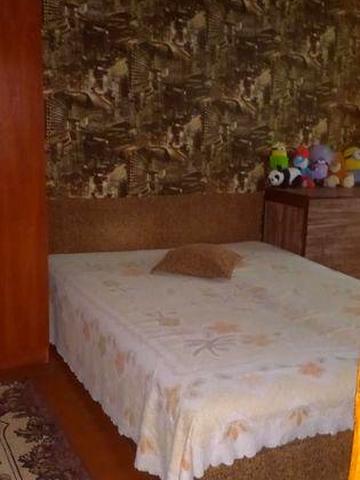 Продам 3-кімнатну квартиру, є гараж , підвал, та невеличка ділянка.