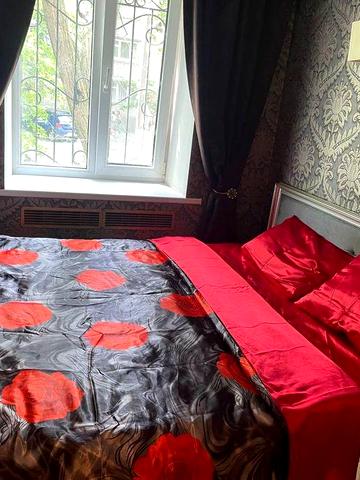 2-х кімнатна елітна квартира двостороння, на 1 поверсі, кухня - студія