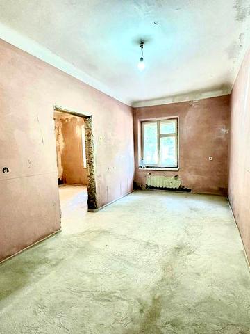 Продається 3-кімнатна квартира в центрі міста.