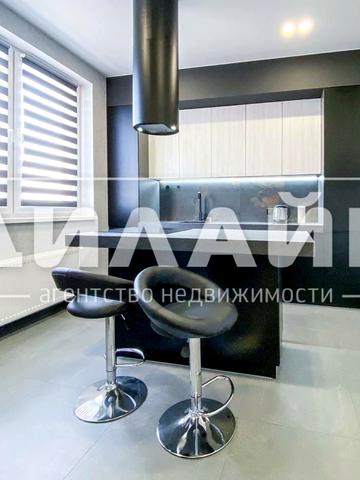 Дніпровські Пороги вул., 888