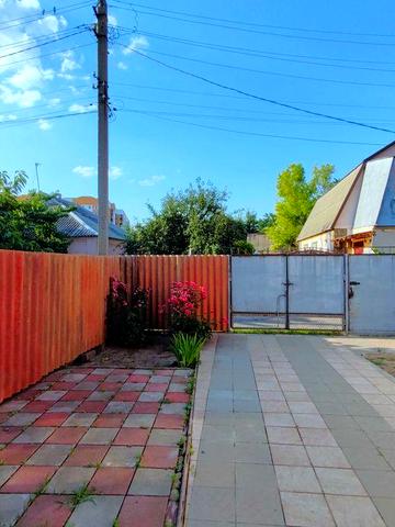 Двоповерховий Цегляний Будинок біля Тролейбусної Зупинки Розсошенці.