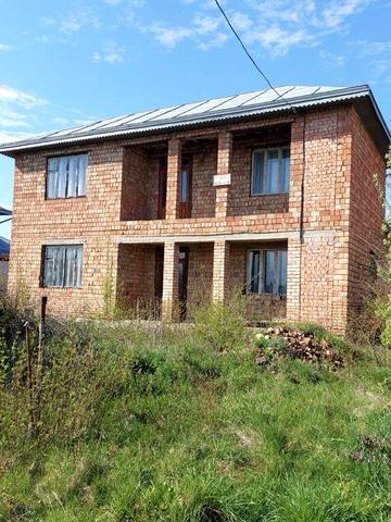 Просторий цегляний будинок, сусіди живуть!