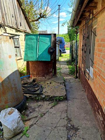 Житловий будинок з меблею та побутовою технікою.