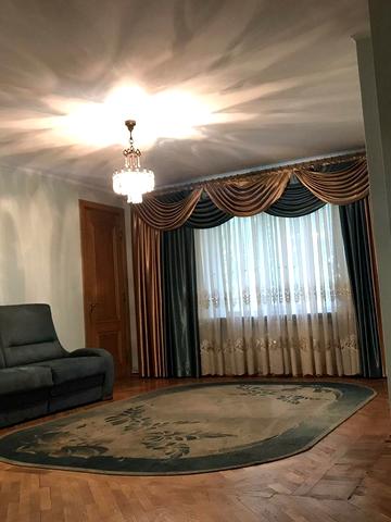 Святослава Ріхтера вул., 18