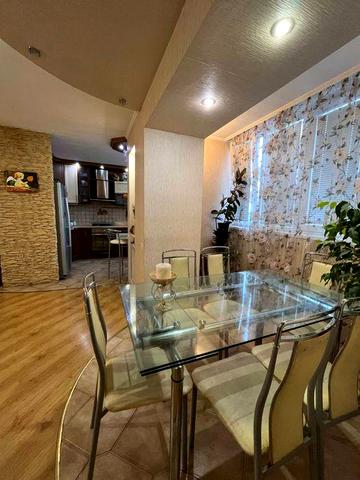 4-кімнатна з ремонтом, 3 спальні, меблі+техніка, Заходь і живи!