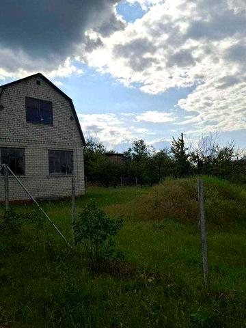 В Люботине продам кирпичную дачу