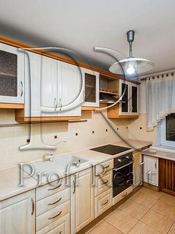 Дніпровська набережна вул., 13