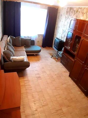 Продаж квартири поруч з метро Деміївська 100 м від входу