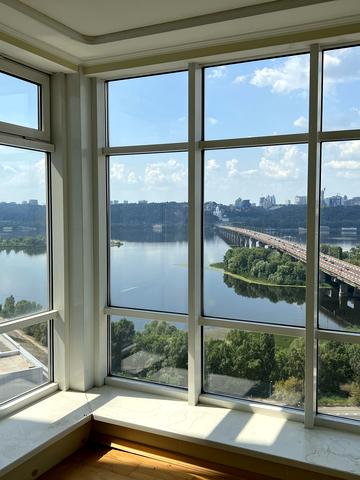 Дніпровська набережна вул., 1