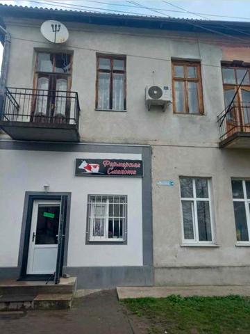 Продається 2-кімнатна квартира у самому центрі міста Рудки.