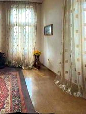 Продається 2-кімнатна квартира у самому центрі міста Рудки.