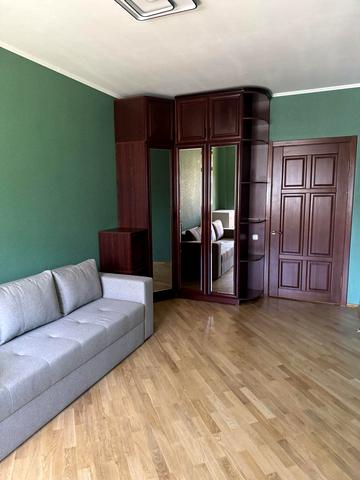 Театральна вул., 3