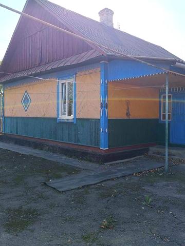 Продаж будинку з комунікаціями в центрі селища