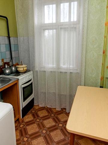 Центральна, 1