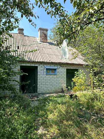 Будинок та  земельна ділянка поруч