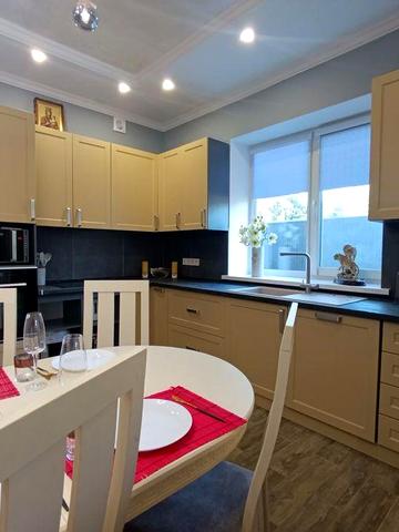 Будинок з 4 спальнями, хол з каміном, тераса, дит.майданчик, басейн