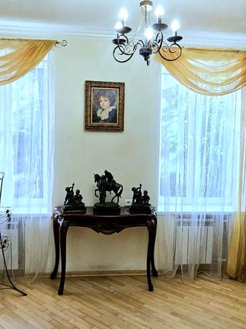 Богдана Хмельницького вул., 8