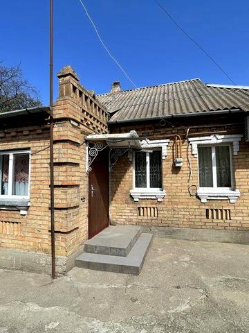 Продаж будинку з гаражем та земельною ділянкою!