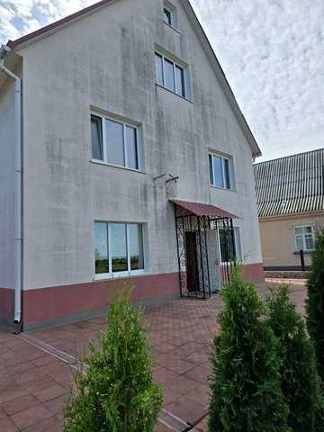 Продаж будинку з прямим виходом до ставка