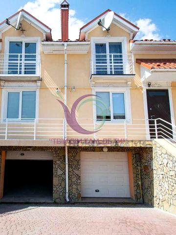 Котедж з ремонтом, гаражем та власним подвір’ям за вул. Липова