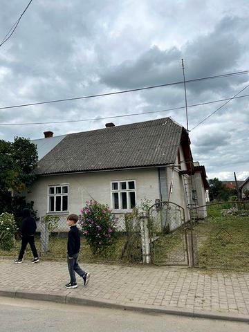 Будинок з земельною ділянкою