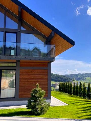 Панорамний будинок з басейном купити в Буковелі