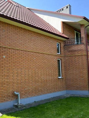 Будинок на два окремих входи,півтора поверхи.