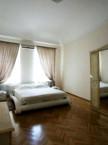 Соборна пл., 10