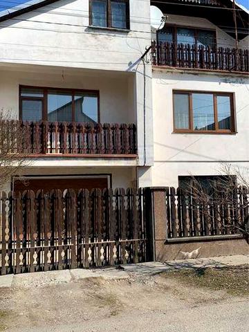 Житловий будинок у місті Тячів загальна пооща 236 кв. м