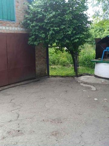 Заповідна зона. Добротний будинок, велика земельна ділянка.