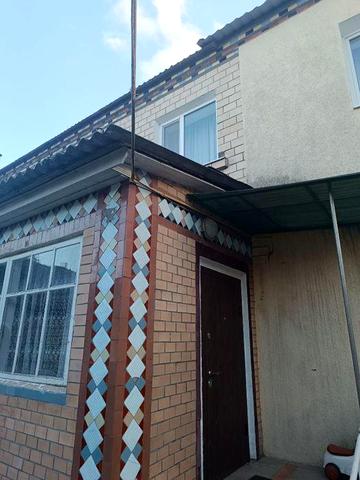 Продається 2-ох поверхова квартира з господарськими будівлями