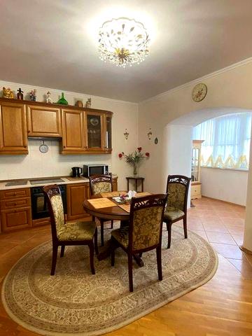 Максима Токарева (Вузівська) 5, 3 к. 126 м2, від господині