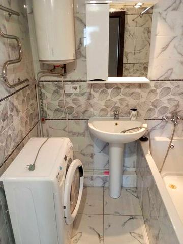 вул . Пчілки ( Пчелки ) 3 в . Позняки .Двокімнатна з ремонтом .