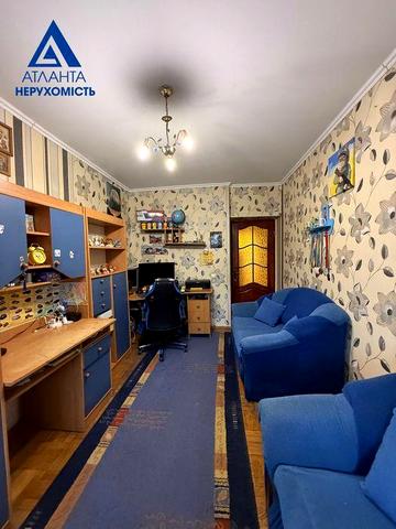 Простора 4-кімнатна квартира в цегляному будинку!