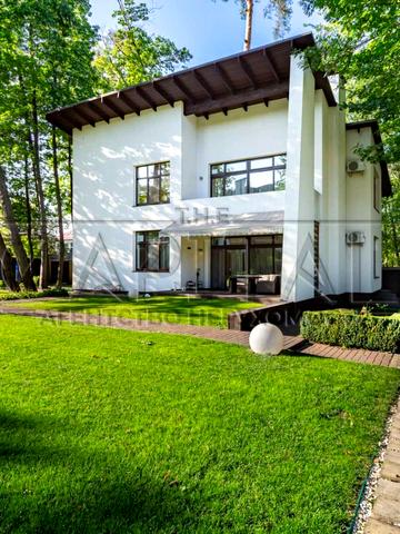 Патріарха Володимира Романюка вул. (Жовтнева), 1