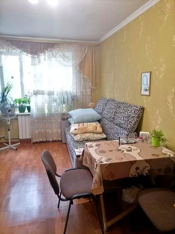 Власниця,продам квартиру гостинного типу,