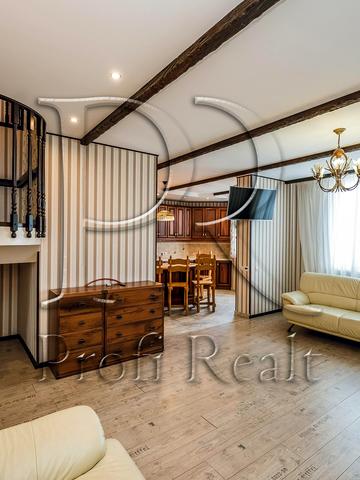 Анни Ахматової вул., 30