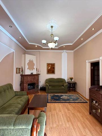 Героїв Майдану вул. (Гвардійська), 16