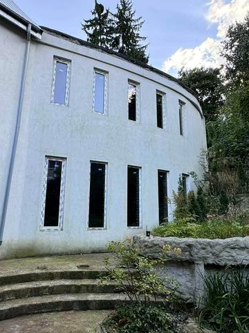 Іларіона Свєнціцького вул., 10