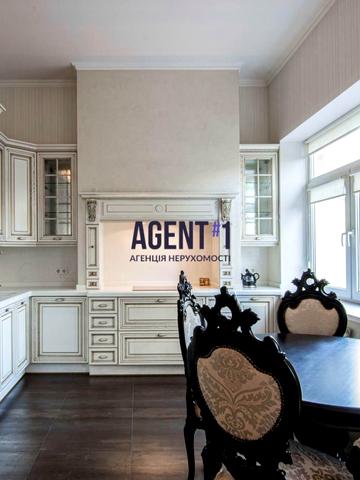 Валерія Лобановського вул., 21