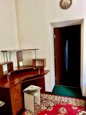 Космонавтів, 21