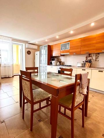 Володимира Антоновича вул. (Свердлова), 26