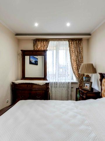 Академіка Глушкова просп., 32