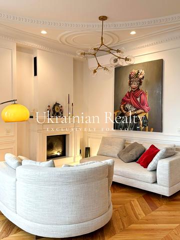 Михайла Грушевського вул., 9