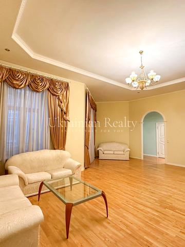 Богдана Хмельницького вул., 32